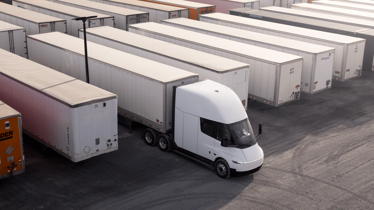 Tesla Semi at a freight yard in the official Einride deployment announcement
