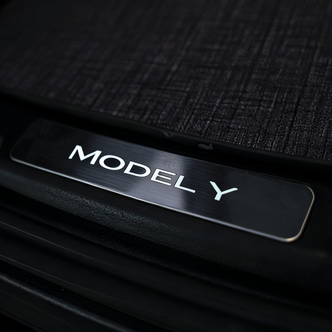 Model Y Juniper Trunk Illuminated Sill Plate