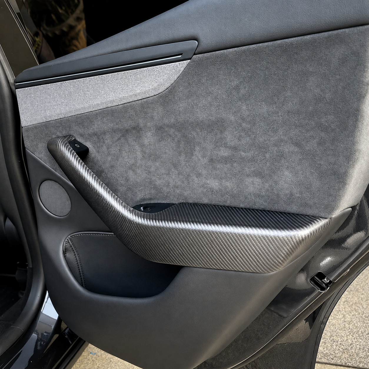 4-Piece Carbon Fiber Door Armrest Cover Set for Tesla Model Y Juniper / Model Y L