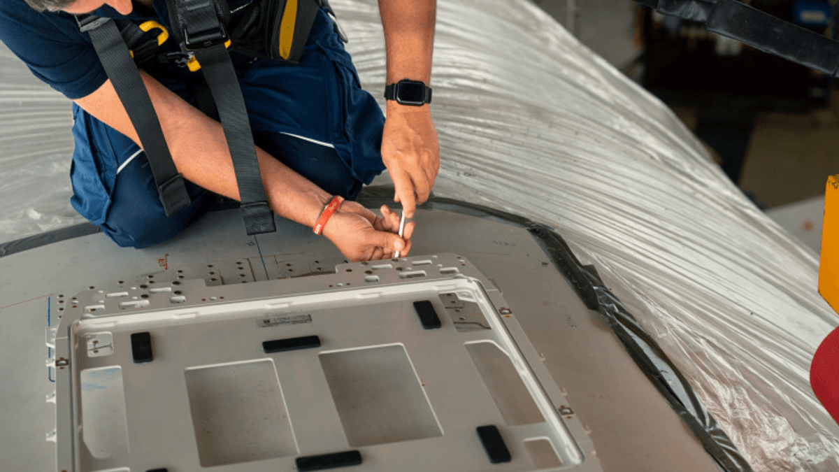 Starlink hardware installation work on Lufthansa Airbus A320neo Freising