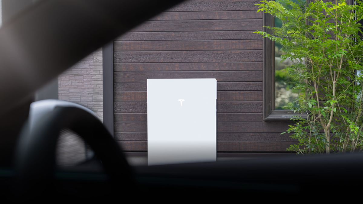 Official Tesla Japan image showing Powerwall 3 supporting a home in winter conditions